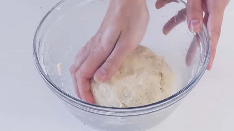 Impastare la pasta per fare i biscotti con il ripieno.
