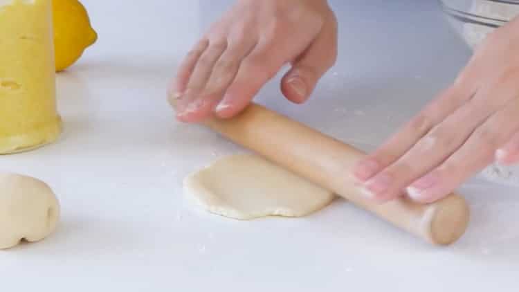 Разточете тестото, за да направите бисквитки с пълнежа.