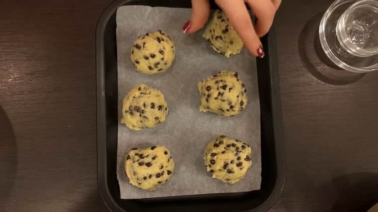 Norėdami gaminti sausainius su šokolado drožlėmis, įkaitinkite orkaitę