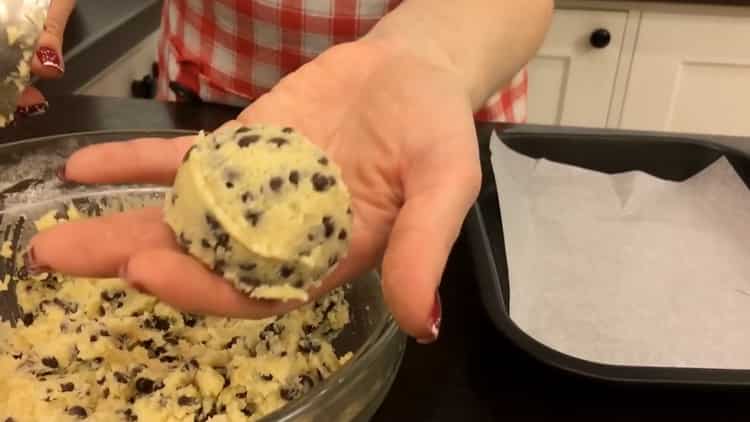 Per fare i biscotti con scaglie di cioccolato, forma una palla