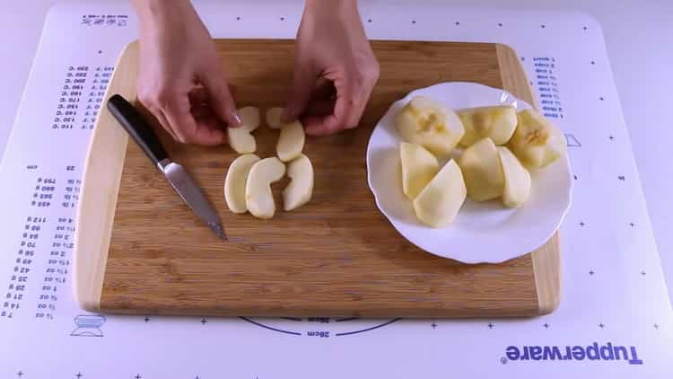 За да направите бисквитки с ябълки, нарежете ябълки