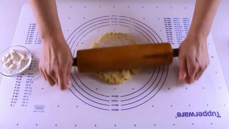Den Teig ausrollen, um Kekse mit Äpfeln zu machen