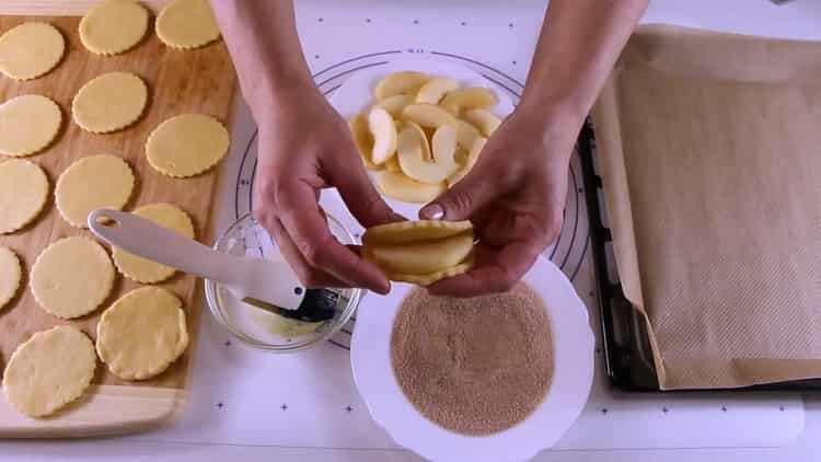 Бисквитките се правят с ябълки, за да се направят бисквитки.