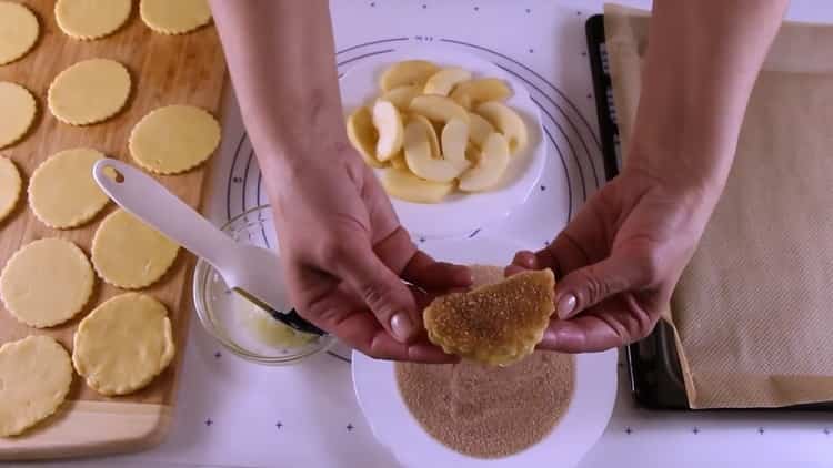 Um Kekse mit Äpfeln zu machen, bestreuen Sie die Kekse mit Pulver