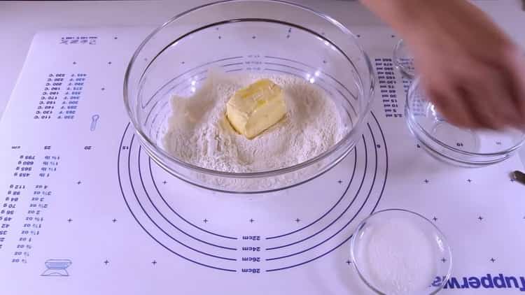 Fügen Sie Butter hinzu, um Kekse mit Äpfeln zu machen
