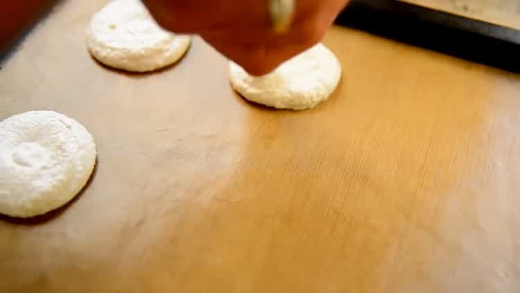 Για να κάνετε cookies σάντουιτς, πιέστε τη ζύμη σε ένα φύλλο ψησίματος