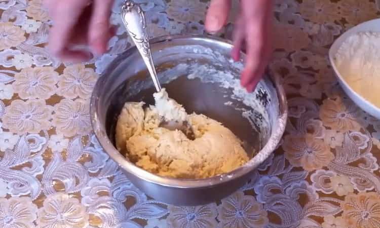 Für die Zubereitung von Keksen den Schnee schmelzen lassen und den Teig kneten