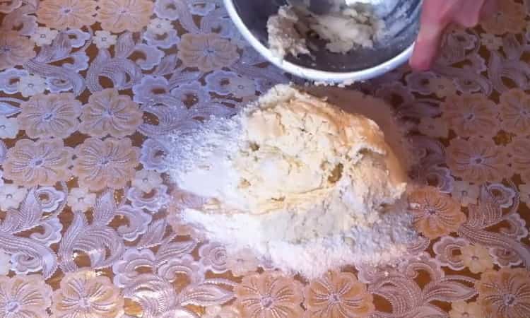 Setacciare la farina per fare i biscotti fondenti