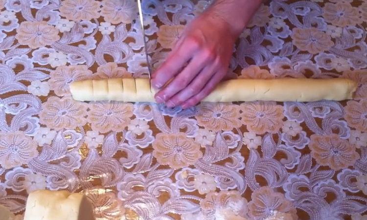 Leikkaa taikina leivottujen lumi-evästeiden valmistamiseksi.