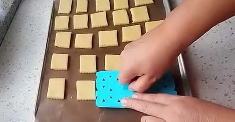 За да направите юбилейни бисквитки, направете отпечатъци