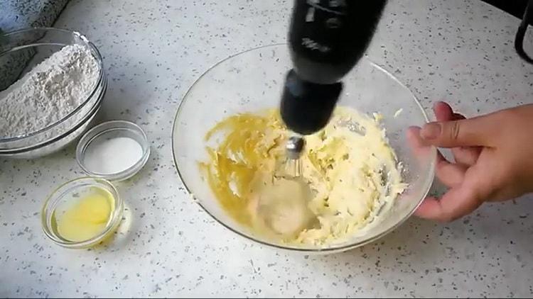 За да направите юбилейни бисквитки, смесете съставките.