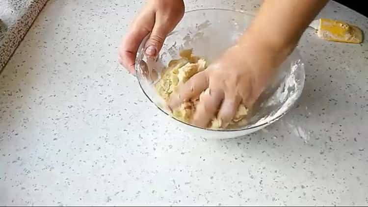 Per preparare i biscotti giubilari, impastare la pasta