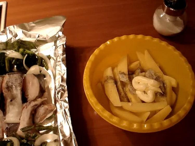 Per l'eglefino, mescola le patate con le spezie