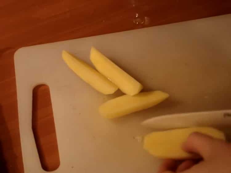 Schellfisch kochen, Kartoffeln schneiden