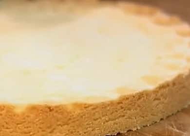 Torta di pasta frolla con una semplice ricetta passo-passo con foto