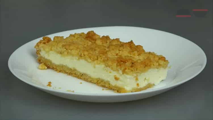 Ang masarap na crumb pie na may cottage cheese ay handa na