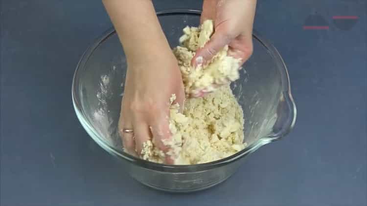 Bereiten Sie den Teig zu, um einen Krümelkuchen mit Hüttenkäse zuzubereiten