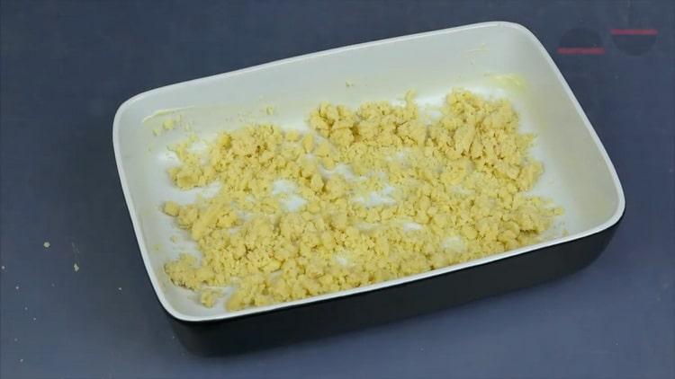 Um einen Krümelkuchen mit Hüttenkäse zuzubereiten, geben Sie den Teig in eine Form