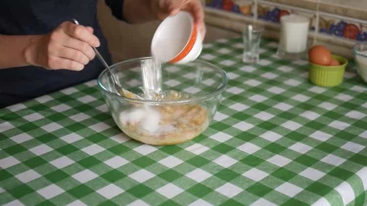 Για να κάνετε κέφι πιπεριά με μαρμελάδα, ανακατέψτε τα συστατικά για τη ζύμη