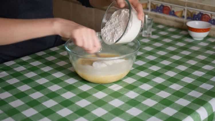 Fügen Sie Mehl hinzu, um Kefirkuchen mit Marmelade zuzubereiten