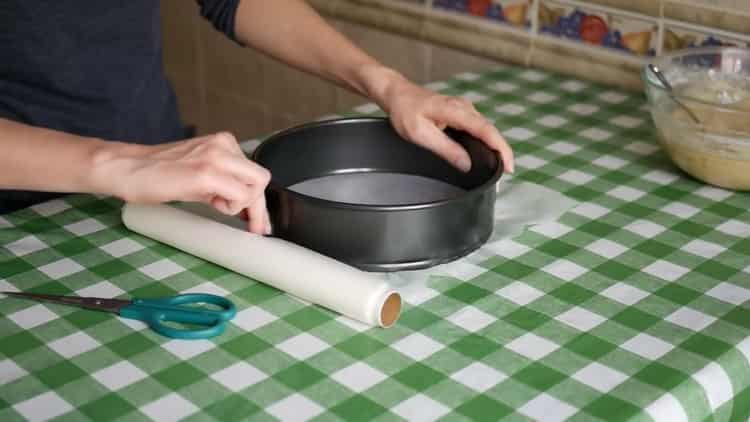 Um einen Kuchen mit Marmelade auf Kefir zuzubereiten, legen Sie das Pergament in die Form