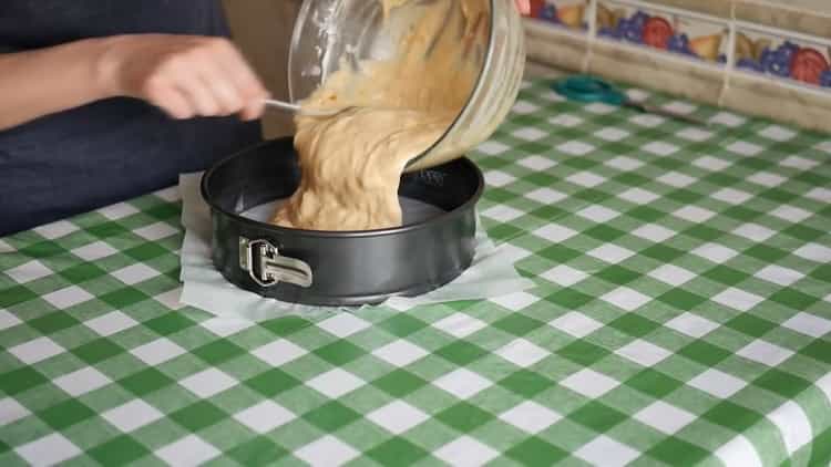 Kefír pite elkészítéséhez lekvárral készítsen egy formát