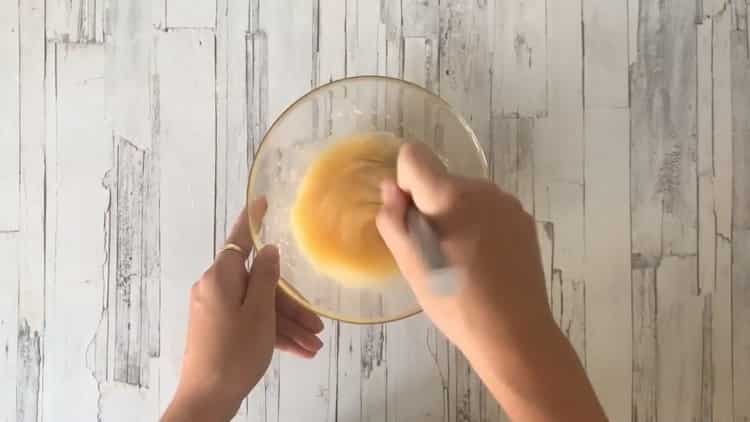 Per preparare una torta su kefir con ricotta, preparare gli ingredienti