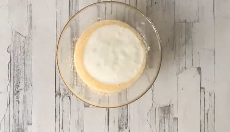 Norėdami pagaminti kefyro pyragą su varške, sumaišykite tešlos gaminimo ingredientus