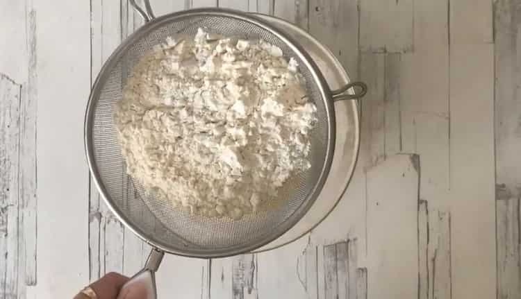 Fügen Sie dem Teig Mehl hinzu, um Kefirkuchen mit Hüttenkäse zuzubereiten