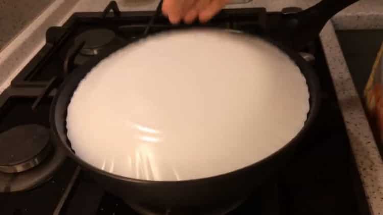 Metti la torta cotta in una padella su un piatto