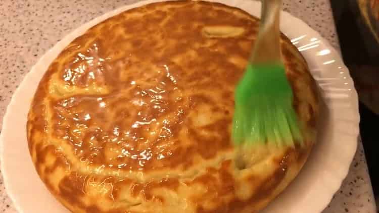 Ang masarap na pie na niluto sa kawali ay handa na