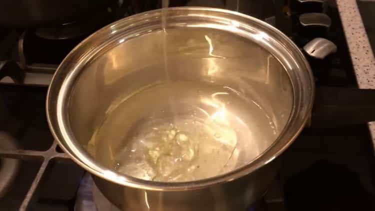 Eine Torte in einer Pfanne aus einem Vanillepudding-Teig nach einem Schritt-für-Schritt-Rezept mit einem Foto