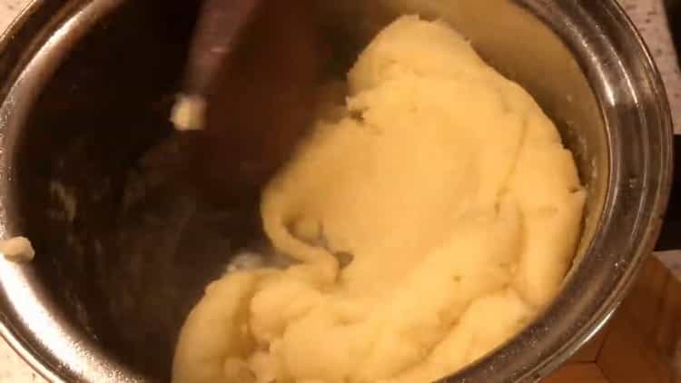 Um einen Kuchen in einer Pfanne zu machen, machen Sie Mehl