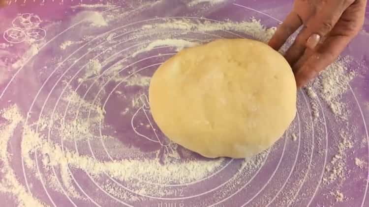 Per fare una torta in padella, preparare l'impasto