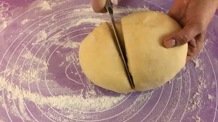 Για να κάνετε μια πίτα σε μια κατσαρόλα, διαιρέστε τη ζύμη