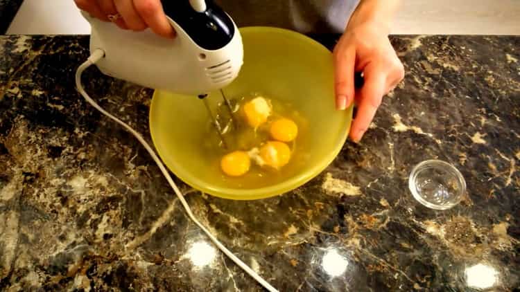 Για να κάνετε μια πίτα με μαρμελάδα σε μια βιασύνη, ετοιμάστε τη ζύμη