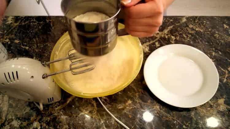 Für einen schnellen Marmeladenkuchen Mehl hinzufügen