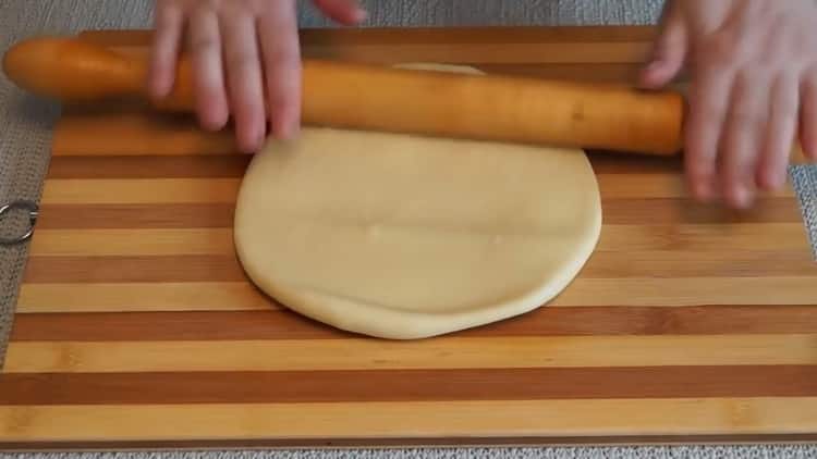 Den Teig ausrollen, um eine Pilzpastete im Ofen zu machen
