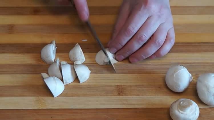 Bereiten Sie die Füllung vor, um eine Pilztorte im Ofen zuzubereiten