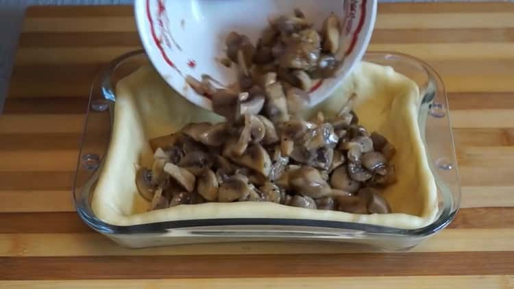 Laita täyttö taikinaan, jotta voit tehdä piirakoita sienillä uunissa