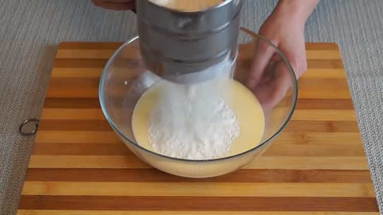 Aggiungi la farina per fare la torta di funghi nel forno