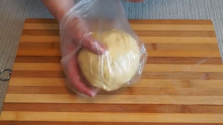 Per fare una torta con funghi nel forno, mettere l'impasto in un sacchetto