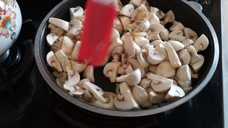 Braten Sie die Füllung an, um eine Pilztorte im Ofen zuzubereiten