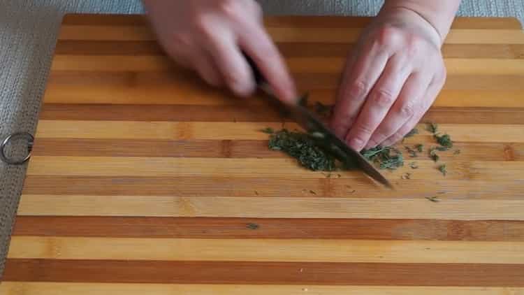 Schneiden Sie das Gemüse, um eine Pilzpastete im Ofen zuzubereiten
