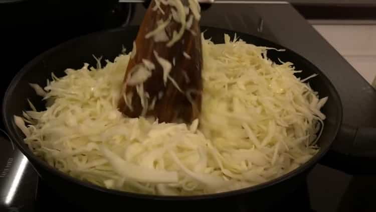 Για να κάνετε μια πίτα με λάχανο και αυγό στο φούρνο, τηγανίστε τα υλικά