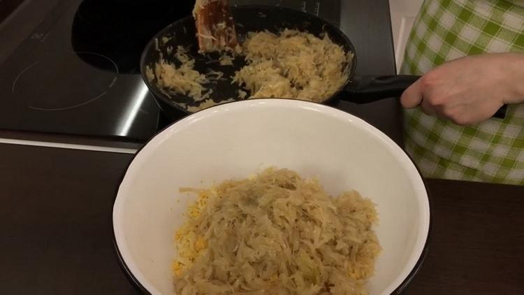 Για να κάνετε μια πίτα με λάχανο και αυγό στο φούρνο, ετοιμάστε το γέμισμα