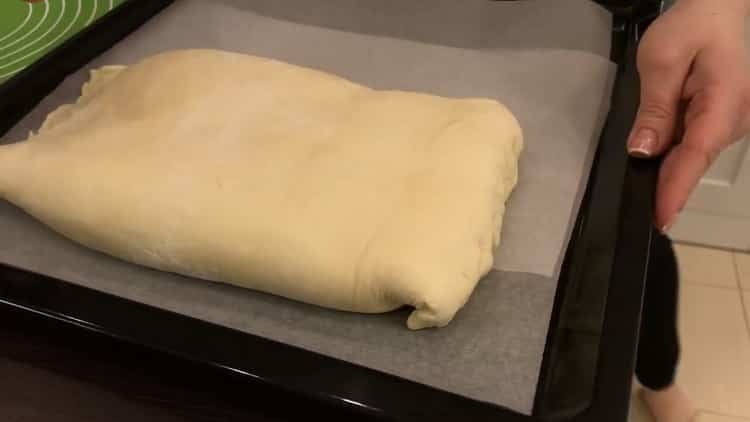 Um einen Kuchen mit Kohl und einem Ei im Ofen zuzubereiten, bedecken Sie das Backblech mit Pergament