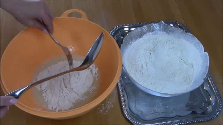 За да направите месен пай, добавете брашно към тестото