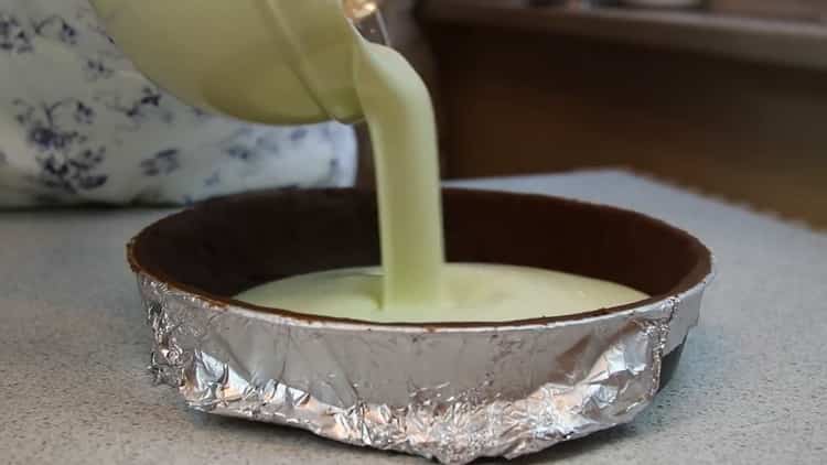 Norėdami orkaitėje paruošti pyragą su varškės sūriu, ant torto uždėkite įdaro