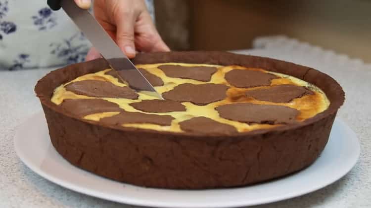 Leckere Torte Torte mit Hüttenkäse im Ofen ist fertig